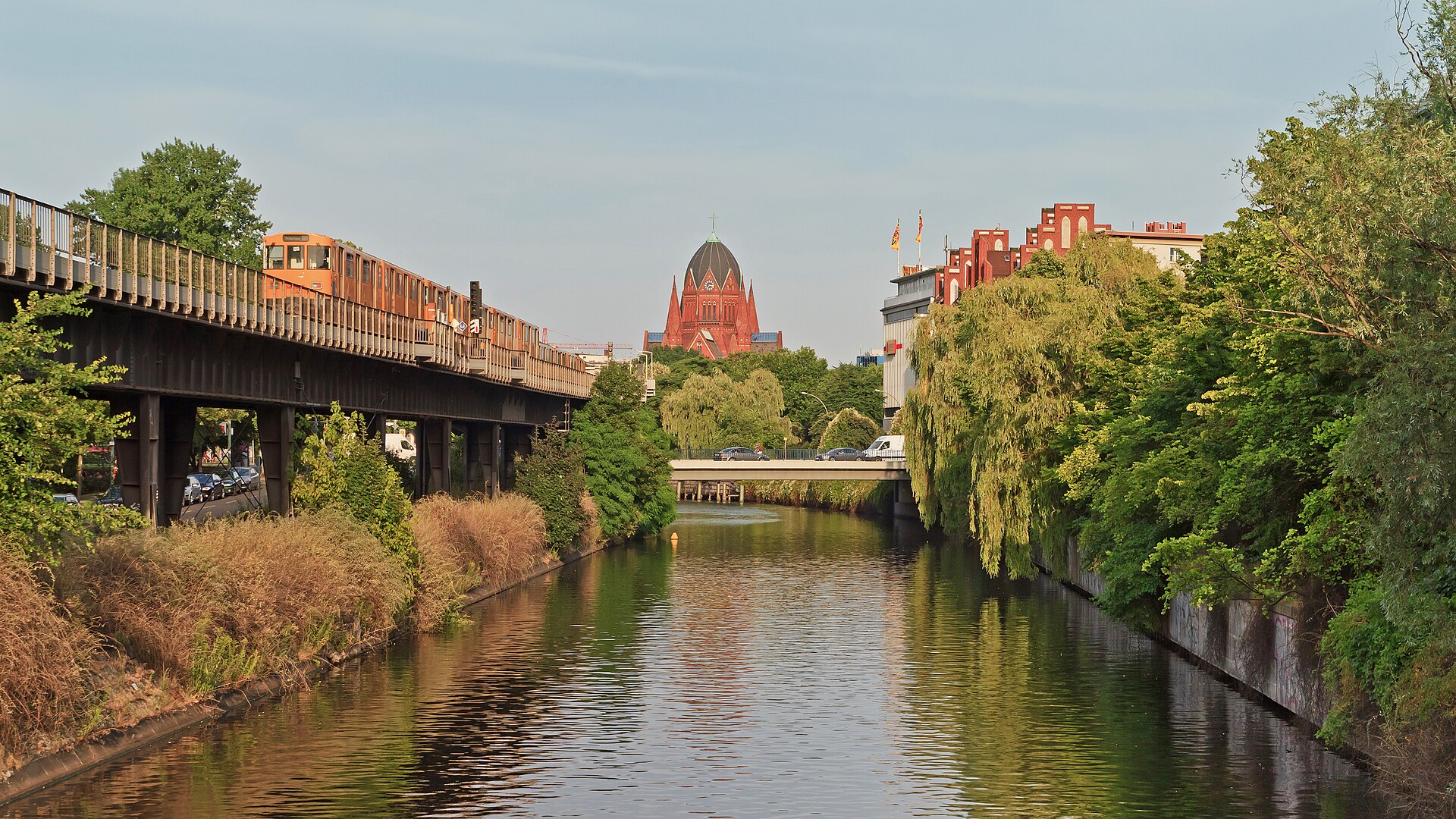 Die U1 über dem Landwehrkanal in Kreuzberg am Abend